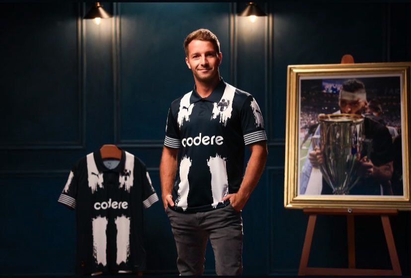 Manu Sanroman con la camiseta de Rayados