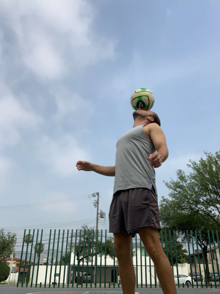 Manu Sanroman haciendo toques con el balón