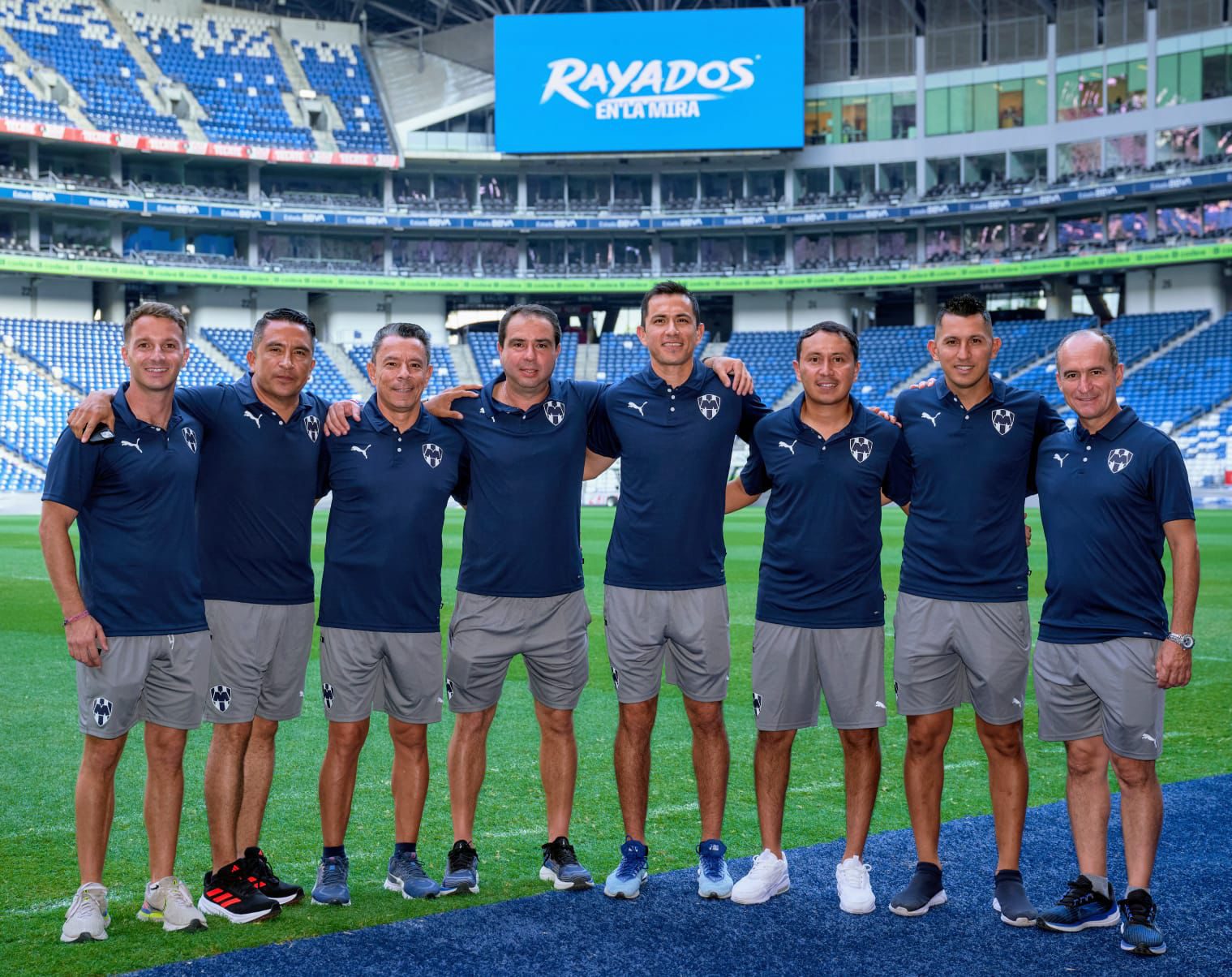 Cuerpo técnico de Rayados en el Estadio BBVA